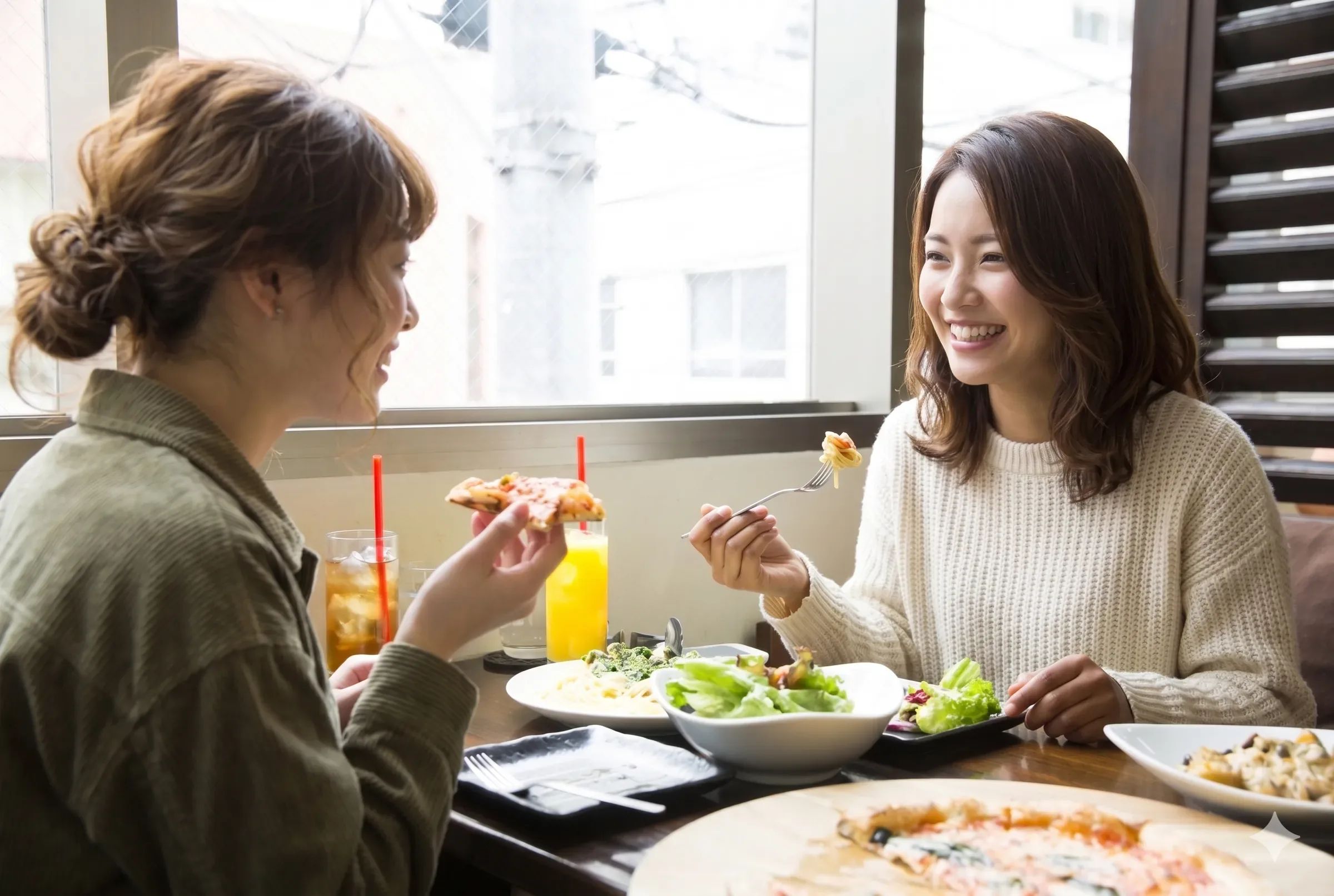 飲食店で昼食をとる人
