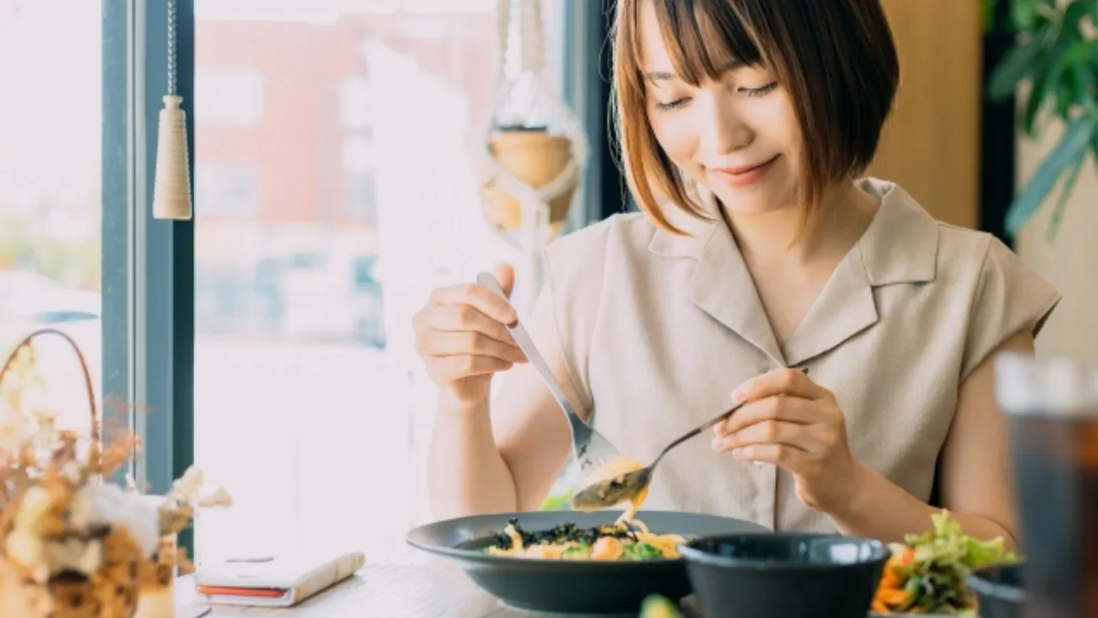 ランチを楽しむ従業員