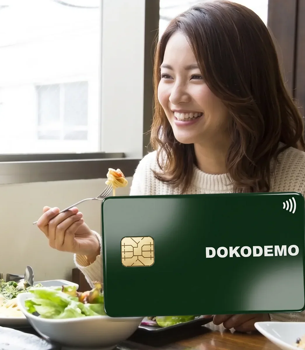 飲食店で昼食をとる人と、どこでも社食のカード
