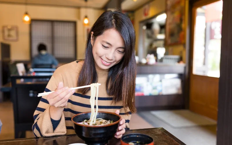 オフィス近くの飲食店で昼食をとる人