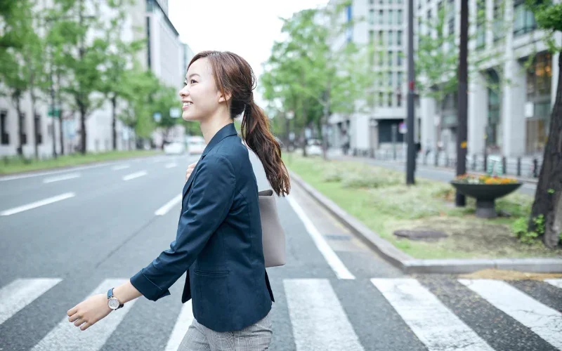 外出先の街路を歩く人
